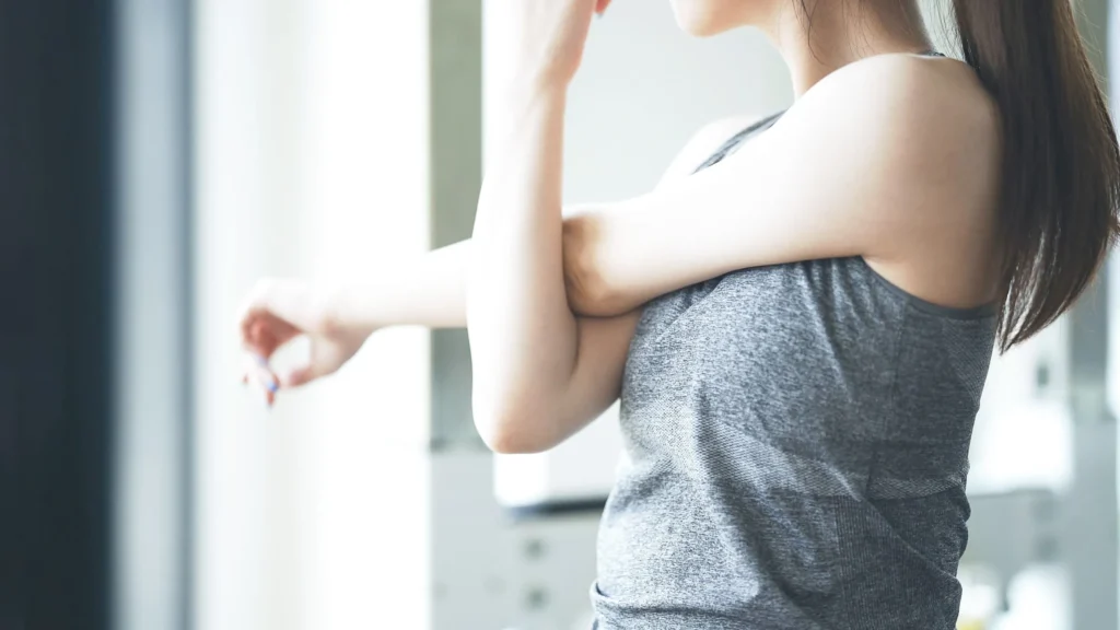 ストレッチをする女性の上半身の写真