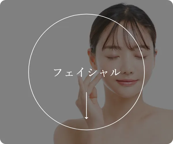 ほおに手をあてる女性の写真